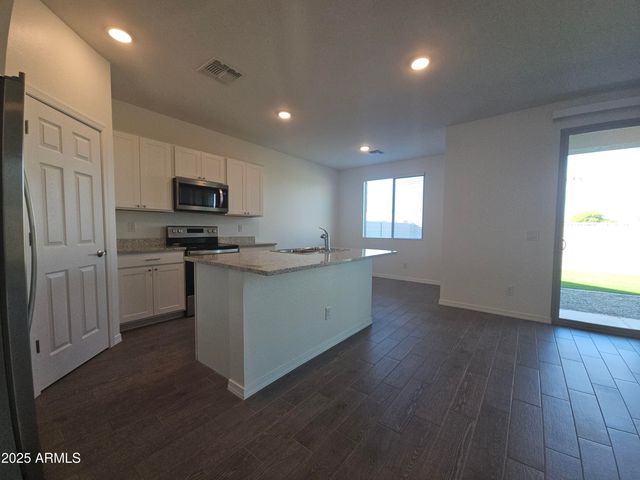 37584 N SINGLETREE Drive, San Tan Valley, AZ 85140