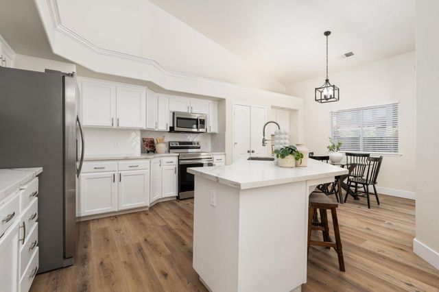 9808 N Whitney Avenue, Fresno, CA 93720