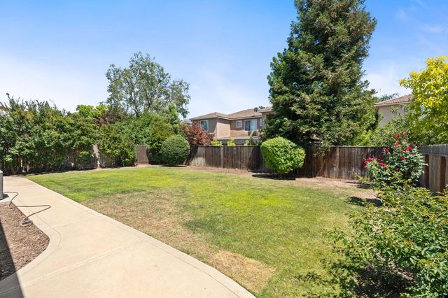 9808 N Whitney Avenue, Fresno, CA 93720