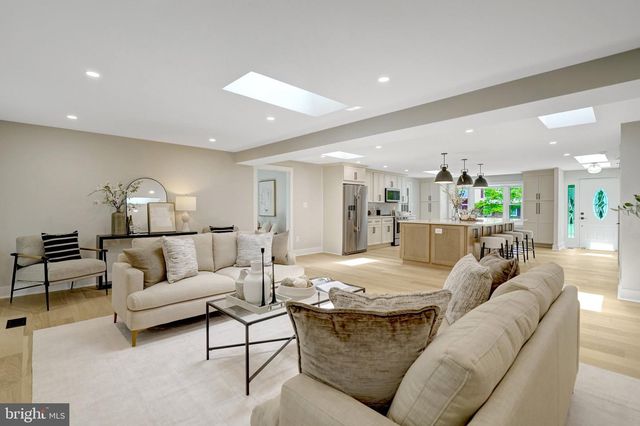 7944 FREEHOLLOW DR, Falls Church, VA 22042