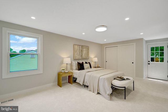 7944 FREEHOLLOW DR, Falls Church, VA 22042