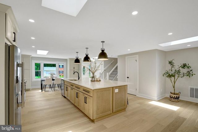 7944 FREEHOLLOW DR, Falls Church, VA 22042