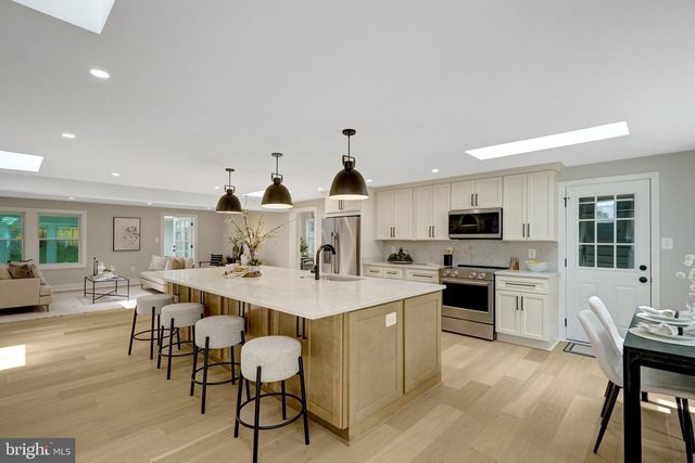 7944 FREEHOLLOW DR, Falls Church, VA 22042