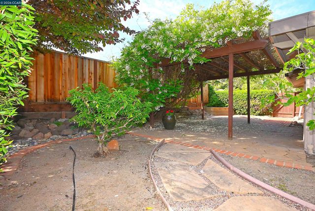 385 Maureen Ln, Pleasant Hill, CA 94523