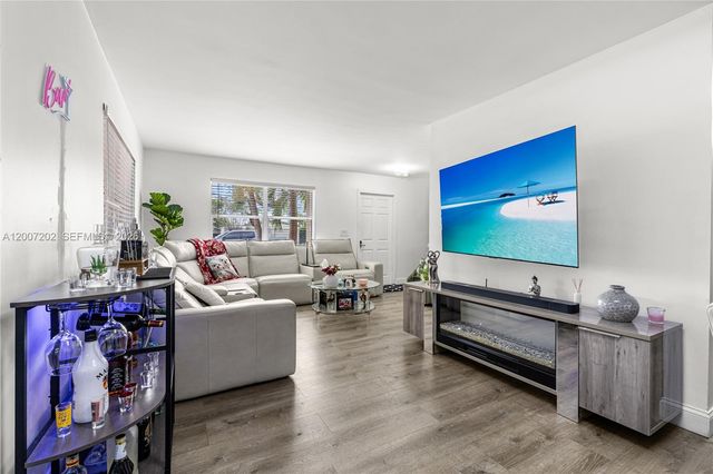 203 NE 12th Ave 203, Homestead, FL 33030