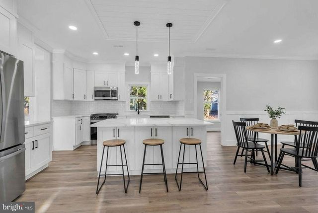 9 GLEN CT, Barnegat, NJ 08005