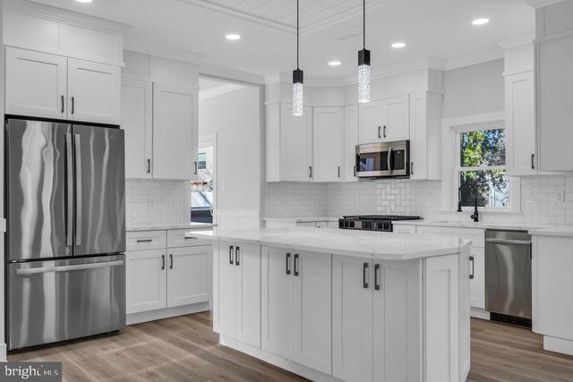 9 GLEN CT, Barnegat, NJ 08005