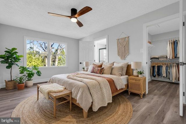 9 GLEN CT, Barnegat, NJ 08005