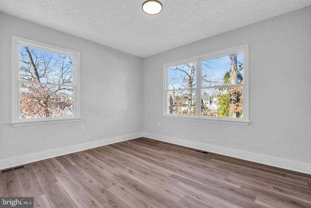 9 GLEN CT, Barnegat, NJ 08005