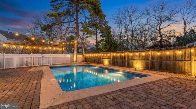 9 GLEN CT, Barnegat, NJ 08005