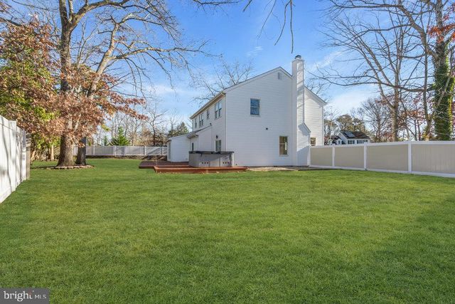 9 GLEN CT, Barnegat, NJ 08005