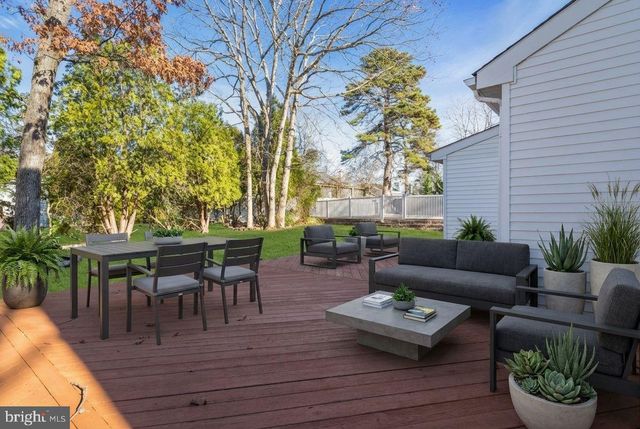 9 GLEN CT, Barnegat, NJ 08005