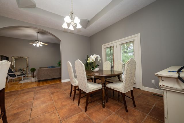 624 N Maplewood Hills Road, Nixa, MO 65714