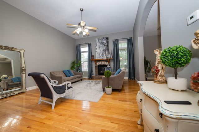 624 N Maplewood Hills Road, Nixa, MO 65714