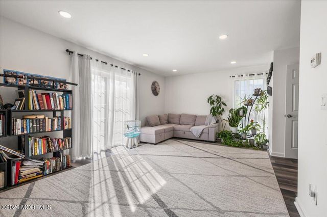 54 Queens Way, Englishtown, NJ 07726