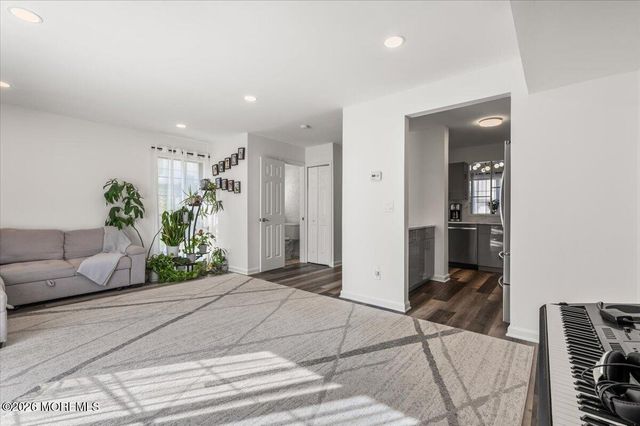 54 Queens Way, Englishtown, NJ 07726