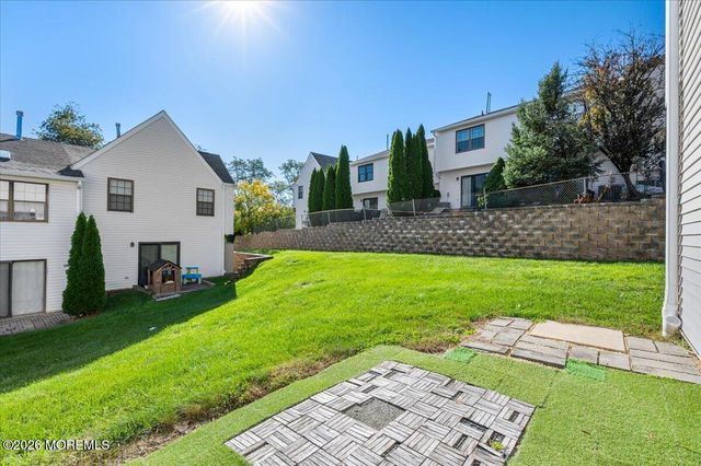 54 Queens Way, Englishtown, NJ 07726