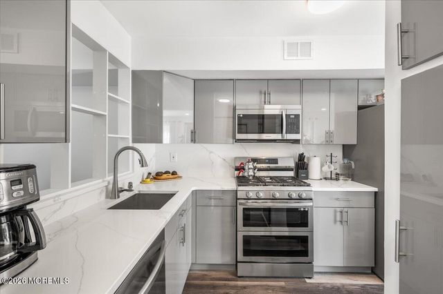54 Queens Way, Englishtown, NJ 07726