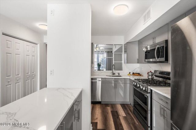 54 Queens Way, Englishtown, NJ 07726