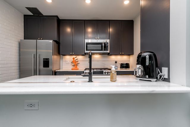 1402 W ROLLINS RD, Columbia, MO 65203