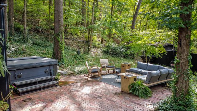 1402 W ROLLINS RD, Columbia, MO 65203