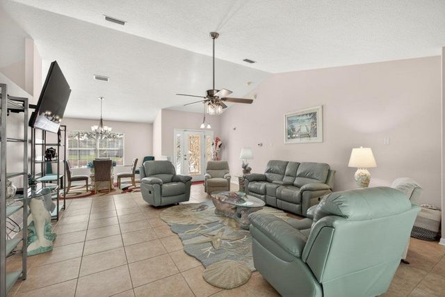 15 Londonderry Dr, Palm Coast, FL 32137