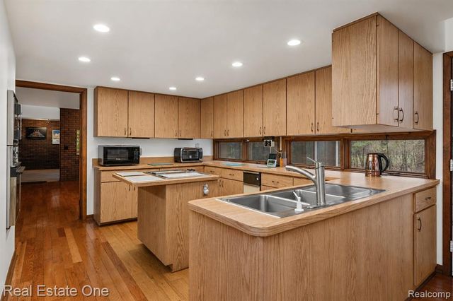 32674 Bingham Lane, Bingham Farms, MI 48025