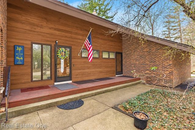 32674 Bingham Lane, Bingham Farms, MI 48025