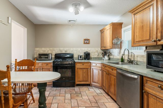 297 Bakerville Rd, Dartmouth, MA 02748