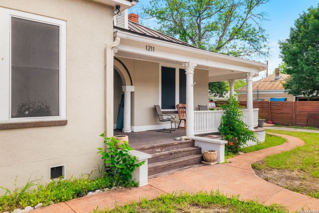 1211 guadalupe, San Antonio, TX 78207