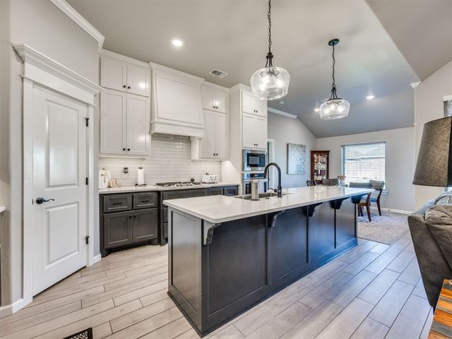 5513 Carmel Creek Drive, Mustang, OK 73064