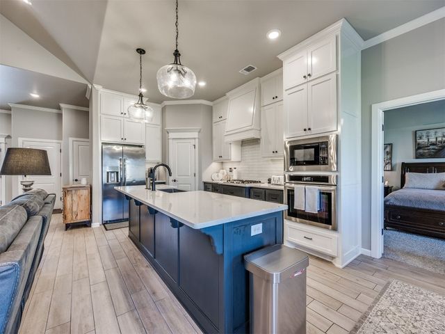 5513 Carmel Creek Drive, Mustang, OK 73064