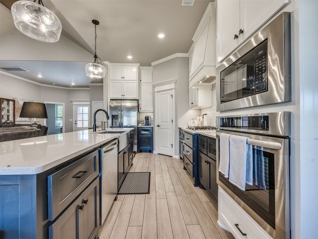 5513 Carmel Creek Drive, Mustang, OK 73064