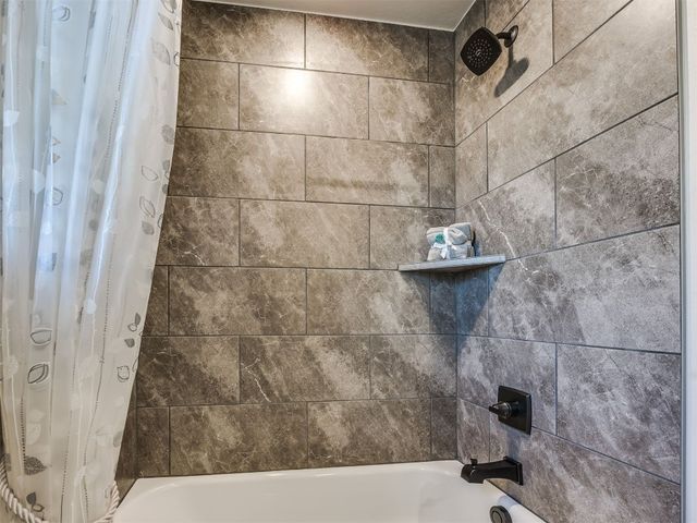 5513 Carmel Creek Drive, Mustang, OK 73064