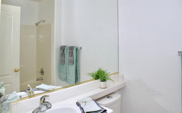 2333 E Omaha Avenue, Fresno, CA 93720
