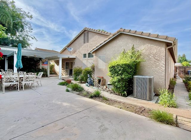 2333 E Omaha Avenue, Fresno, CA 93720