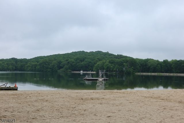 7 Oakwood Trl, Kinnelon Boro, NJ 07405