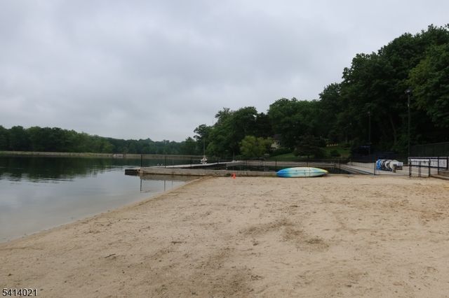 7 Oakwood Trl, Kinnelon Boro, NJ 07405