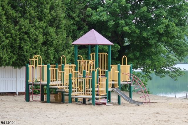 7 Oakwood Trl, Kinnelon Boro, NJ 07405