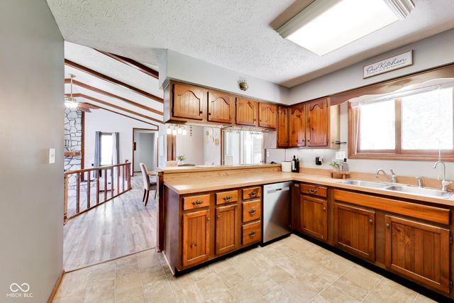 6768 W Brier Creek Drive, New Palestine, IN 46163