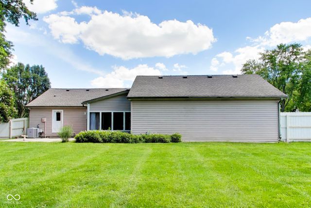 6768 W Brier Creek Drive, New Palestine, IN 46163