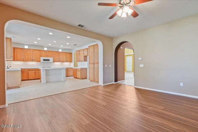 4821 W Avenue J4, Lancaster, CA 93536