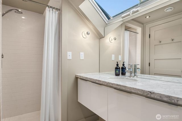 7735 Overlake Drive W, Medina, WA 98039