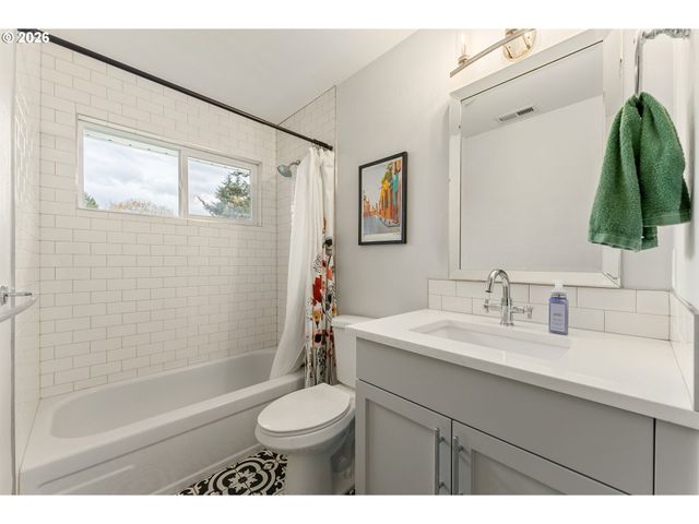 909 Nw 49th St, Vancouver, WA 98663