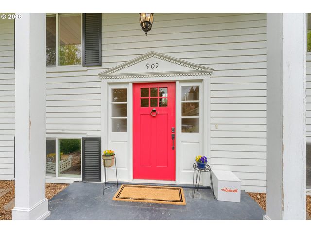 909 Nw 49th St, Vancouver, WA 98663