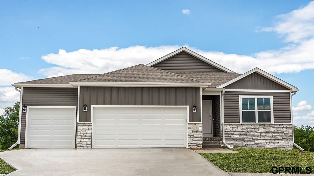 5548 N 186th Avenue, Elkhorn, NE 68022