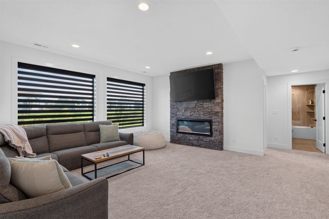 125 NW Alderleaf Drive, Waukee, IA 50263