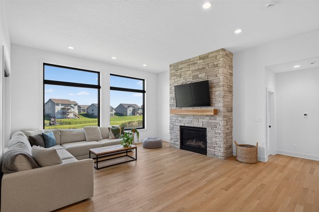 125 NW Alderleaf Drive, Waukee, IA 50263