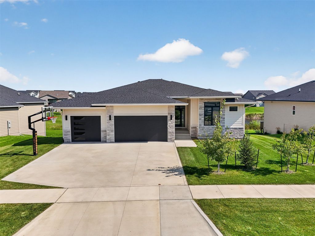 125 NW Alderleaf Drive, Waukee, IA 50263