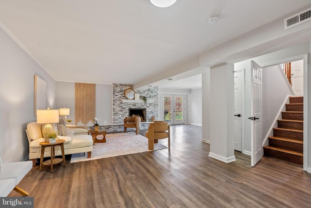 Image 1 of property listing at 10021 FOX DEN RD, Ellicott City, MD 21042